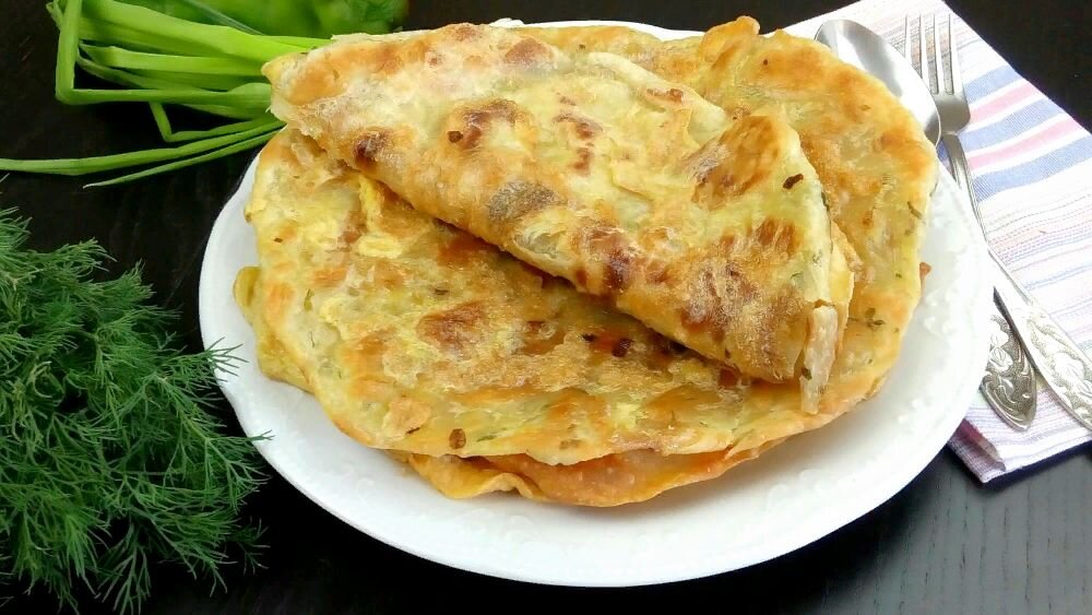 Привет! Сегодня, я к Вам с лепёшками)) Готовятся легко и просто. Вкусно есть их с соусом на основе йогурта, чеснока и зелени... идеальное сочетание.