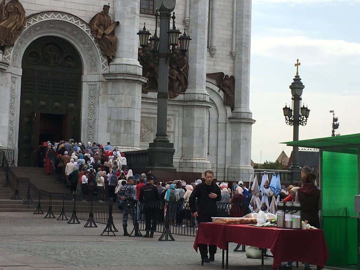 Очередь к мощам Святых Петра и Февронии 16 июля 2019 г. у входа в Храм Христа Спасителя.