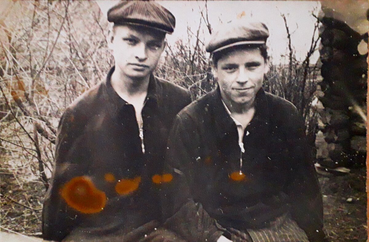 Адольф с другом. 