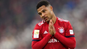 Сегодня его трансферная стоимость оценивается экспертами в 60 миллионов евро, а ведь еще восемь лет назад молодого Сержа Гнабри никто не знал, не считая узкий круг молодежных скаутов. Тогда, летом 2011 года, «Штутгарт» продал его «Арсеналу» всего за 100 тысяч евро. В стане «канониров» Серж провел пять лет, сыграв всего 18 поединков и забив один гол. Но 1 октября 2019-го Гнабри вновь порадовал всех поклонников «Арсенала», хотя и заочно. Во втором тайме матча Лиги чемпионов между «Тоттенхэмом» и «Баварией» 24-летний вингер сотворил маленькое футбольное чудо – отличился четырьмя забитыми мячами за отрезок в 25 минут игрового времени.
