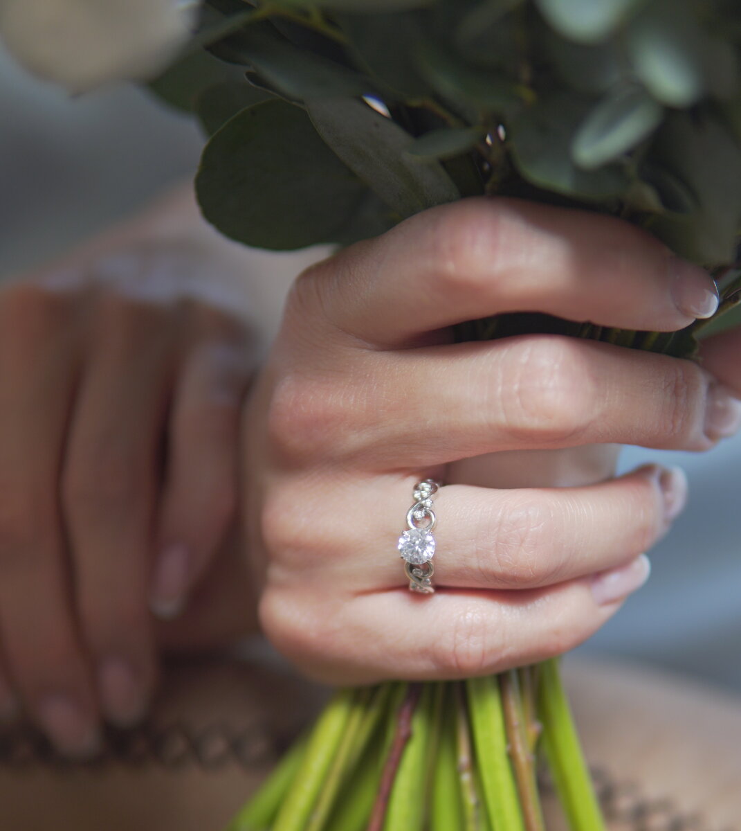 Ажурное кольцо с центральным бриллиантом 0,4 ct