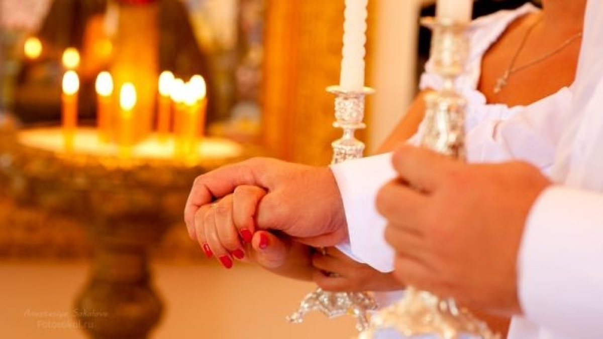 Брак между супругами. Семья венчание. Супруги в храме. Заключение брака в церкви. Венчание в православной церкви свечи.