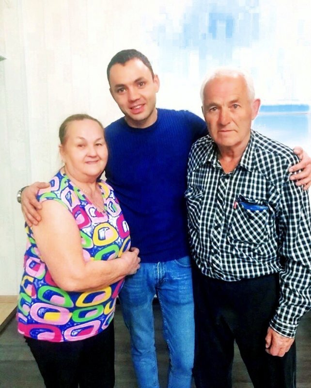 Александр Гобозов с родителями