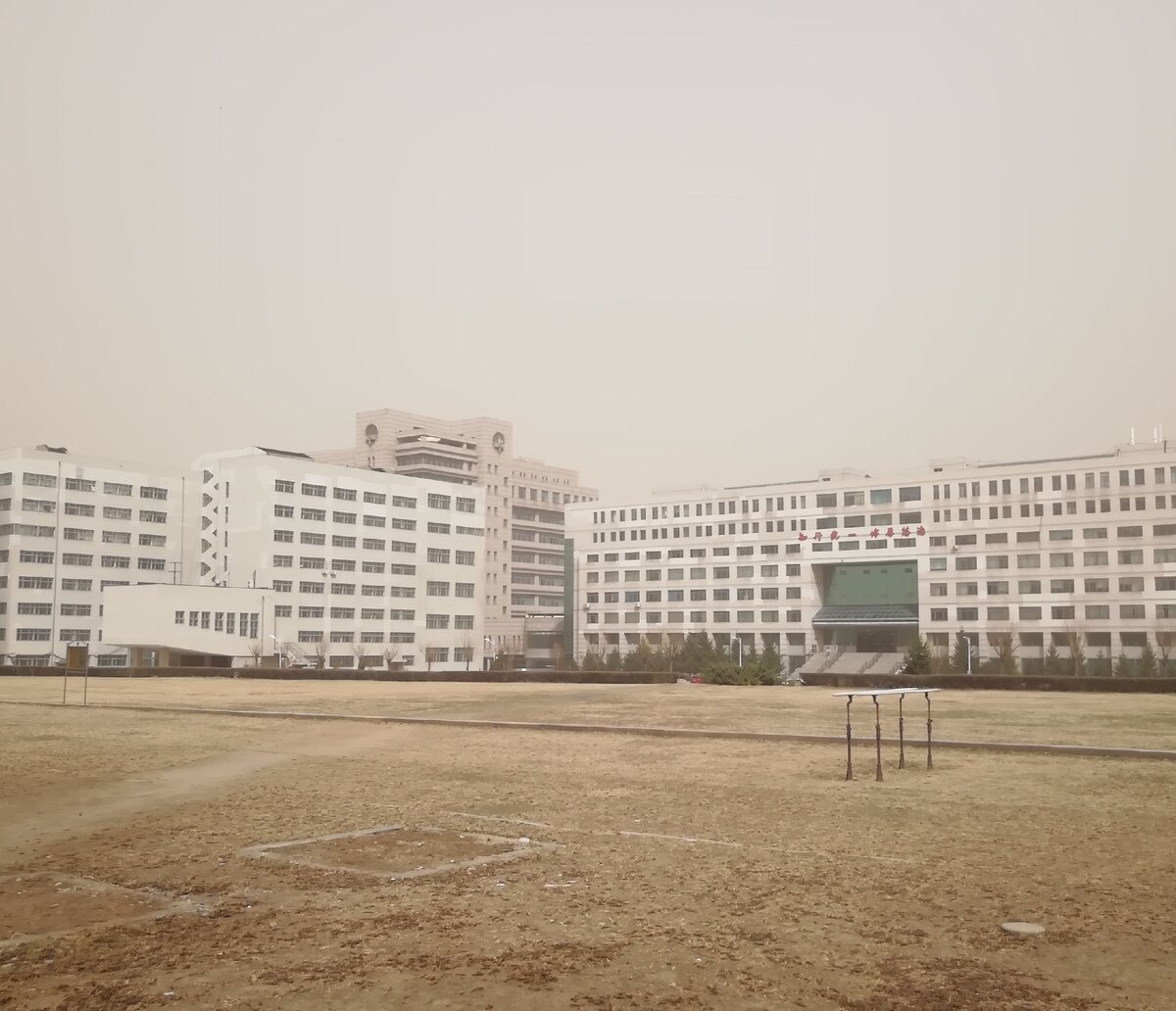 Серое небо над университетом, Харбин