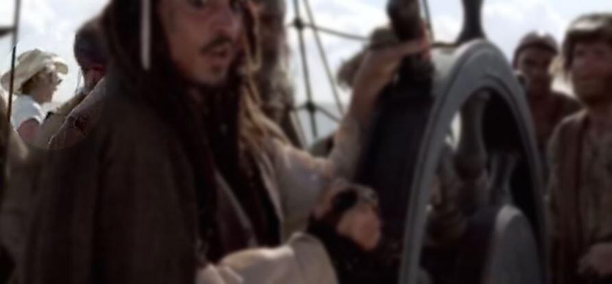 Слева футболка, шляпа, солнечные очки. Авторские права на произведения принадлежат их авторам.