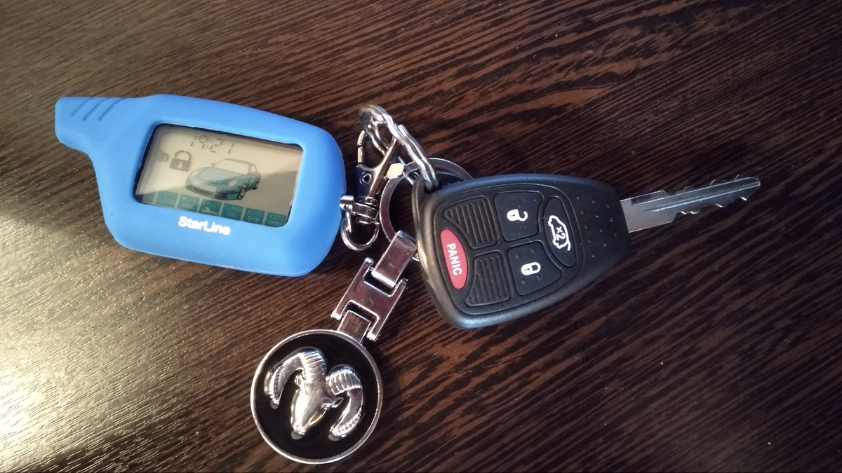 Как найти ключ от сигнализации. Ключи от dodge Caliber 1 2006. Ключи с брелком от Лансер 10. Ключи от машины с брелком сигнализации. Брелок сигнализации автомобиля