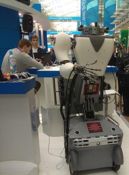 Например, участники сессии «Сверхчеловек. Новые технологии, стирающие границы» размышляли о том, что ждет человечество в ближайшем будущем, как изменится общество, и какое место в нем отводится собственно человеку. Речь также шла о том, что новые технологии стремительно меняют повседневную жизнь людей, которая складывалась столетиями, люди начинают объединяться в виртуальные сообщества, это меняет модели поведения человека, его мироощущение.