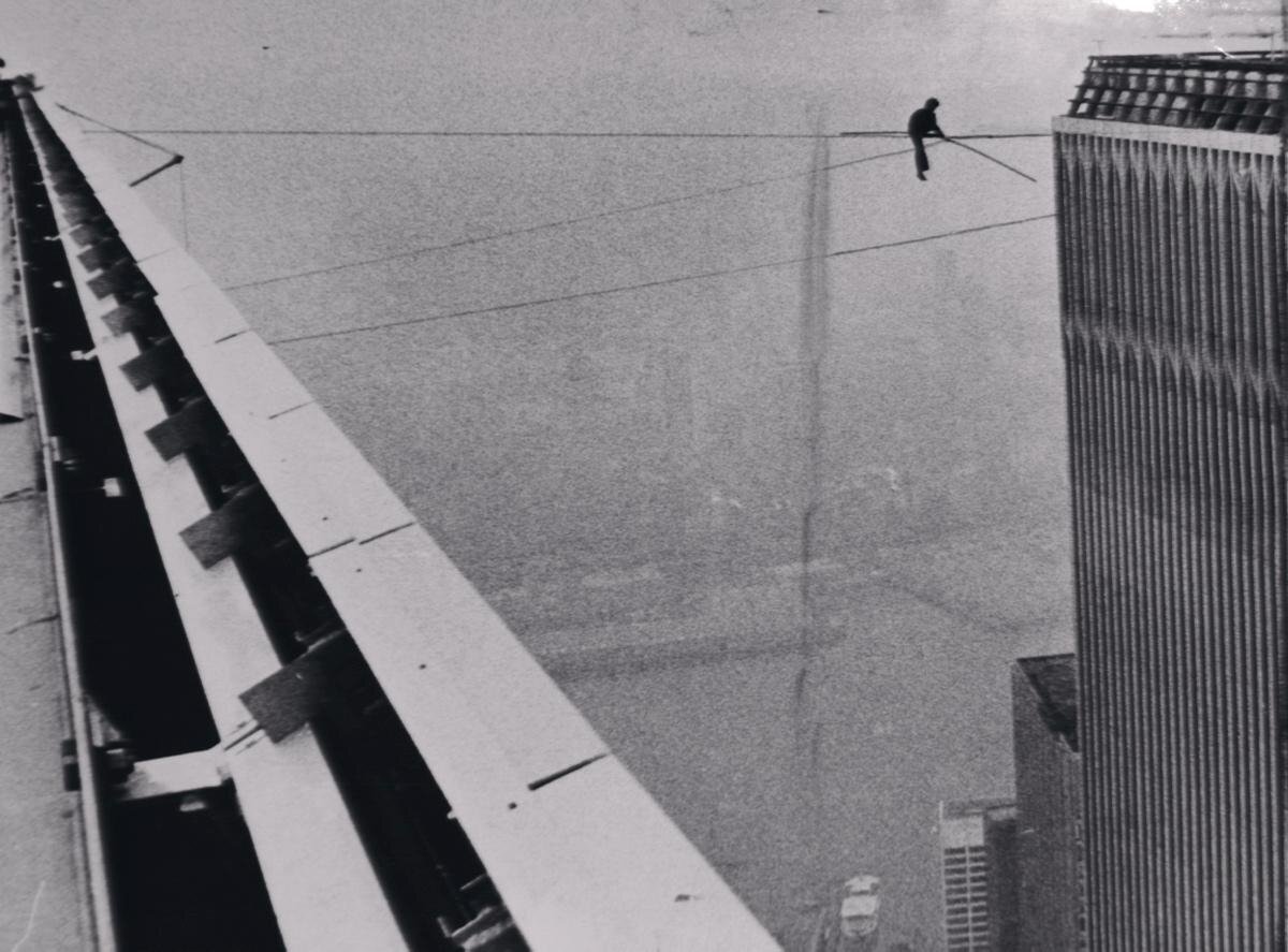 Philippe petit 1974. Канатоходец прошедший. Philippe petit 1974. Канатоходец прошедший. На веревке между зданиями.