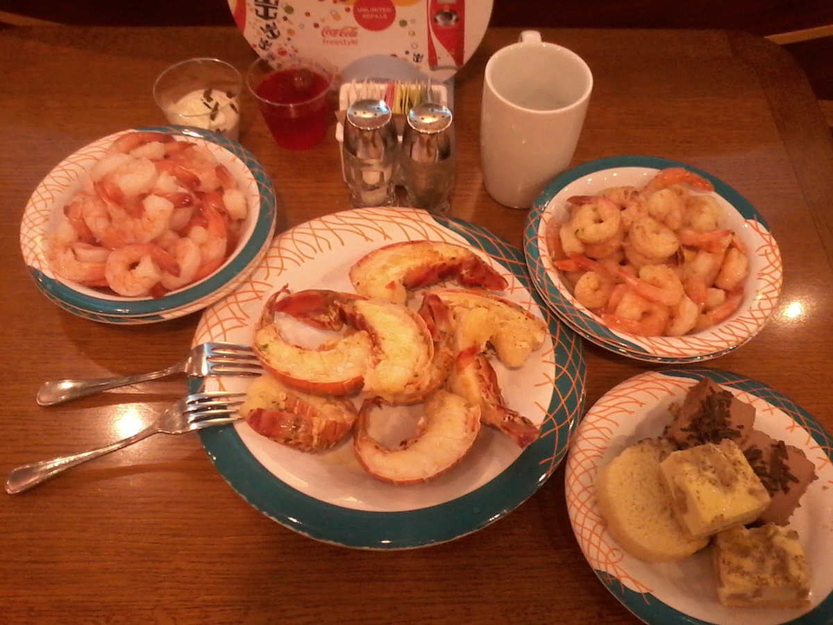 Королевские креветки и хвосты лобстеров, да это был наш бонус, после длительной смены. 