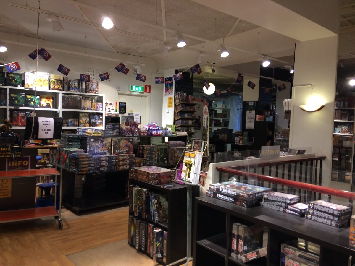 Внутри моего любимого книжного. Фото Александры Кудрявцевой