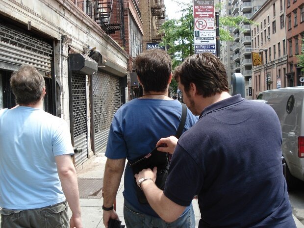 Не стоит носить сумки на ремне сзади...