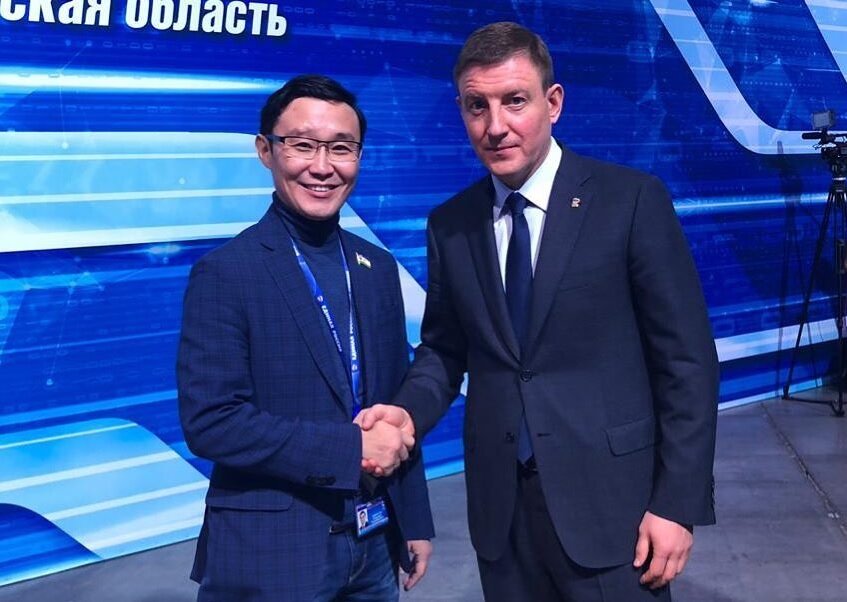 Владимир Аммосов и Андрей Турчак, председатель Генсовета партии "Единая Россия", заместитель председателя Совета Федерации Федерального собрания РФ