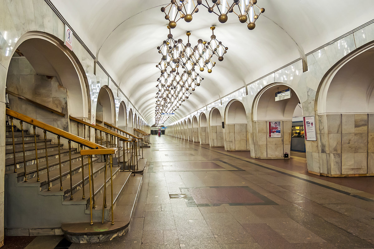 Метро серпуховская. Станция метро Менделеевская. Менделеевская станция метро Москва. Станция метро Менделеевская Серпуховско Тимирязевской линии. Московский метрополитен станция Менделеевская.