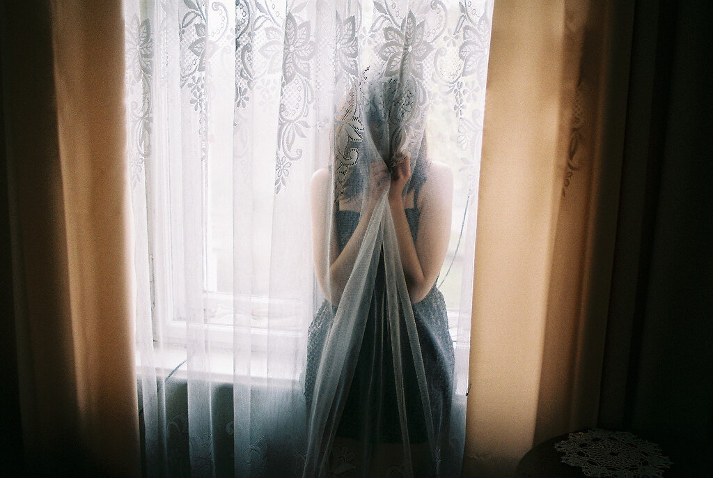 девушка открывает занавески. клип песни тюль. зажигательная турецкая мелодия. развивающиеся шторы. развивающиеся занавески.