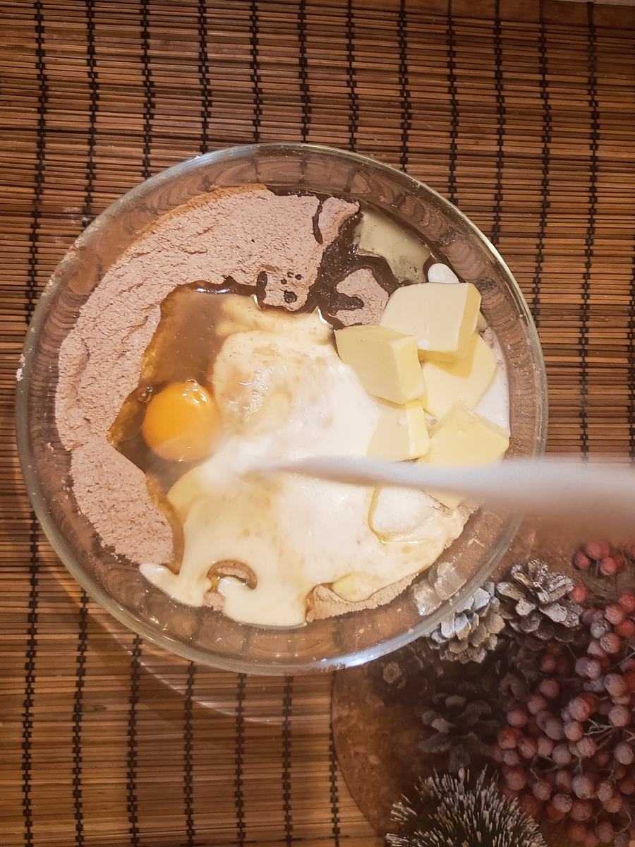 Вливаем молоко и уксус (подойдет любой, главное не слишком сильный, до 6 %). 