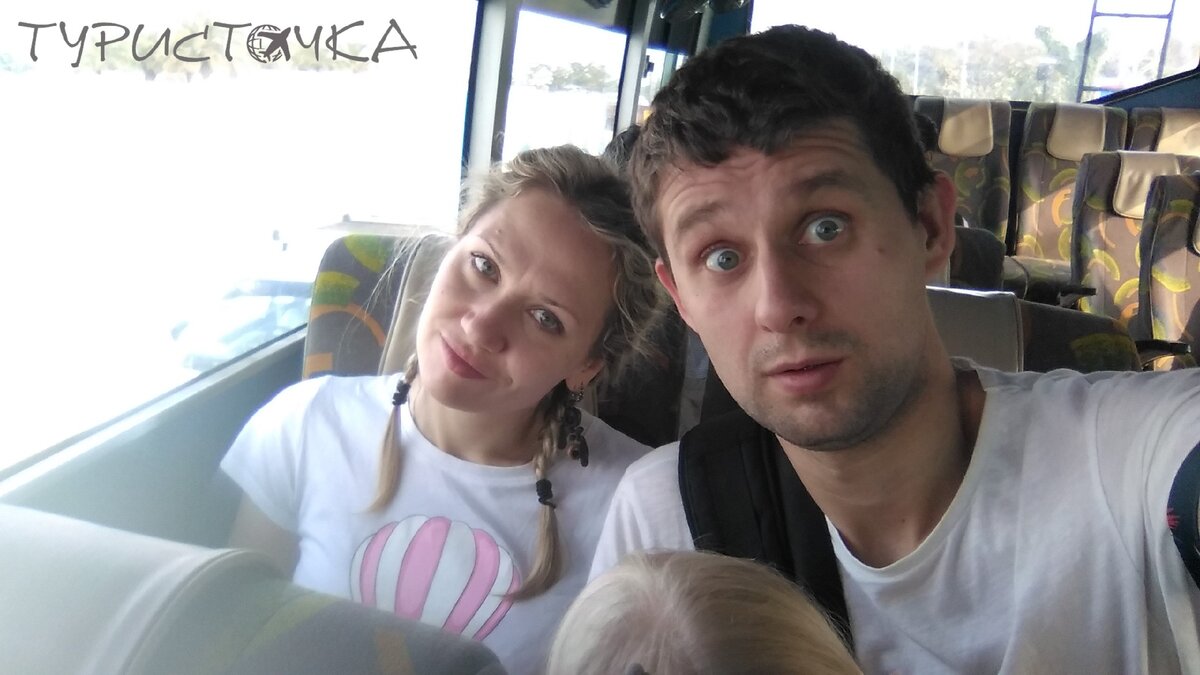 Едем на шаттл-басе из одного терминала в другой. Полно свободных мест