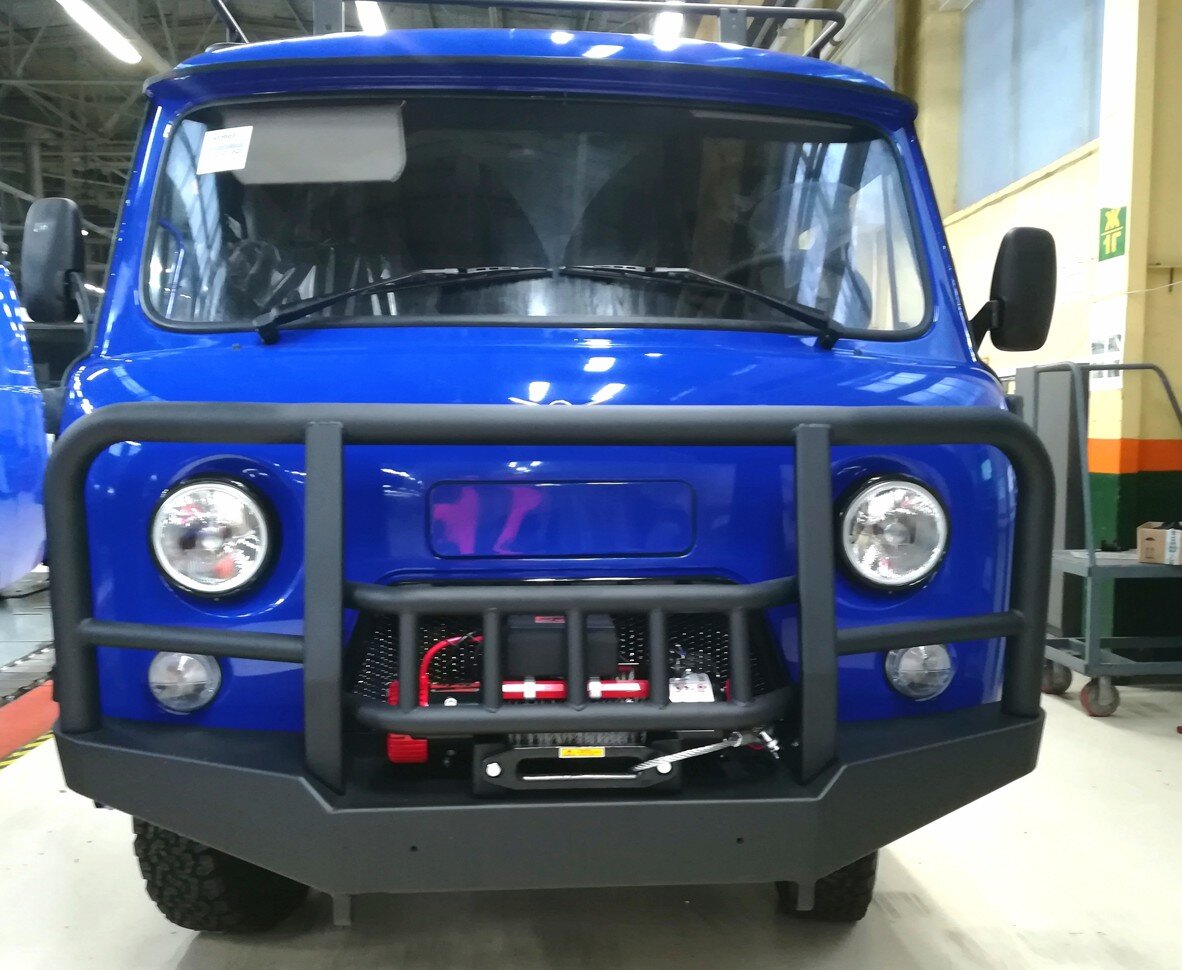 В документах указано дополнительное оборудование, в числе которого — экспедиционный багажник, лебёдка, тягово-сцепное устройство, защита рулевых тяг, а также 16-дюймовые шины BF Goodrich. Но самое главное — это силовой обвес: так, силовой бампер (он же — «кенгурятник») заметно изменил выражения лица фургончика. 