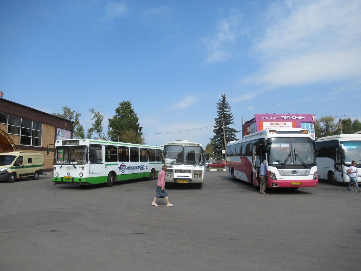 На фото слева тот самый ЛиАЗ-5356 (щекинский автовокзал)