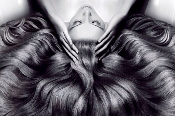 Миф N1. Чем чаще подстригать волосы, тем быстрее они будут расти.
Так как волосы растут не от кончика, а от корня, стрижка никак не влияет на скорость роста. Кроме того, бритье налысо, вопреки распространенному мнению, не влияет на густоту волос, поскольку количество волосяных луковиц заложено у каждого человека генетически.


Миф N2. Волосы «привыкают» к шампуню.
Поскольку волосы, как и ногти, состоят из мертвой ткани, ни о каком «привыкании» не может быть и речи. Иными словами, если вы моете голову одним и тем же шампунем в течение долгого времени, волосы не станут пачкаться быстрее или расти медленнее- на это может влиять множество факторов, но только не «привычка» волос к той или иной марке. Но стоит учитывать то, что волосы подвергшиеся химическому воздействию, требуют иного ухода.



Миф N3. Сухая кожа головы-главная причина перхоти.
Здесь все как раз с точностью до наоборот. Перхоть бывает у людей с жирной кожей головы, поэтому при появлении такой проблемы нужно перестать использовать домашние маски для кожи головы и волос с содержанием масел, которые вопреки ожиданиям, только ухудшает ситуацию.


Миф N4. Посеченные кончики волос можно восстановить.
С помощью специальных масок или масел можно на время «закрыть» сеченые кончики, однако, чтобы избавиться от них, подстригать волосы время от времени все же придется.

Миф N5. Чем чаще мыть волосы, тем жирнее они становятся.
Так же, как цвет, толщина и кучерявость волос, количество жира, выделяемого жировыми клетками, закладываются генетически. Поэтому частое или редкое мытье, увы, никак не скажется на скорости загрязнения волос. Однако правильно подобранный уход может отрегулировать работу сальных желез, и волосы будут пачкаться медленнее.

Миф N6. Прохладная вода закрывает кутикулу, и волосы становятся гладкими.
Поскольку волос состоит из мертвых тканей, ни холодная, ни горячая вода не способна как-то повлиять на состояние кутикулы.

Миф N7. Частое мытьё волос может спровоцировать выпадение.

В норме человек теряет до 100 волос в день, и какой-то процент выпавших волос мы видим во время мытья. В ходе этого процесса и при расчесывании мы «помогаем» волоскам, которые уже готовы выпасть. И это вовсе не зависит от того, как часто вы моете голову или используете расческу.
Кстати, в норме у человека должно быть не менее 15 новых волосков на 5 см пробора. В этом случае даже сильное выпадение не приведет к быстрой потере объема и густоты.