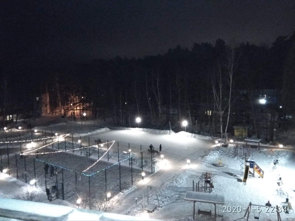 Каток ночью — самое зрелищное место на базе отдыха