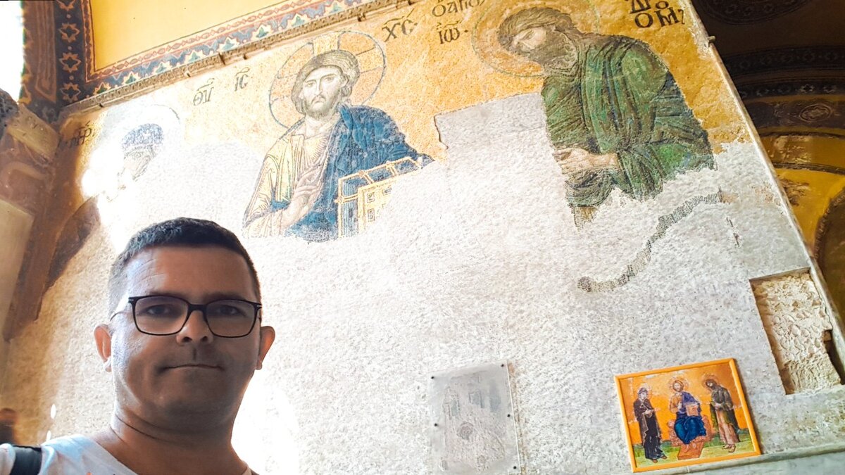 Затертые иконы внутри Айя София