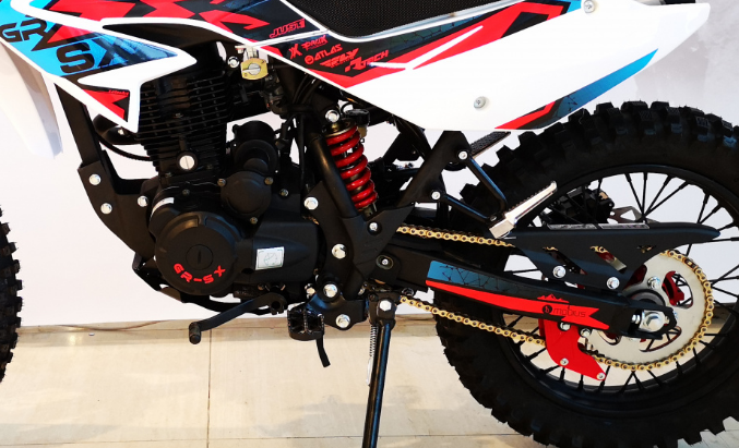 На мотоцикле установлен одноцилиндровый 4-х тактный, двухклапанный бензиновый двигатель ZONGSHEN  ZS162FMJ, с рабочим объемом 150сс и заявленной мощностью 15л.с.  Трансмиссия: 5-ступенчатая классическая: первая вниз остальные вверх.Данному мотору вполне достаточно только воздушного охлаждения, как и сделано. Привод цепной на 428 цепи с защитным кожухом. 