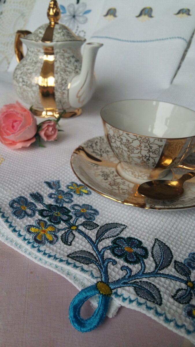 Для этих полотенец специально искала дизайны для вышивки сразу с петелькой! 