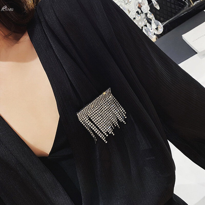 Брошь с кисточкой со стразами