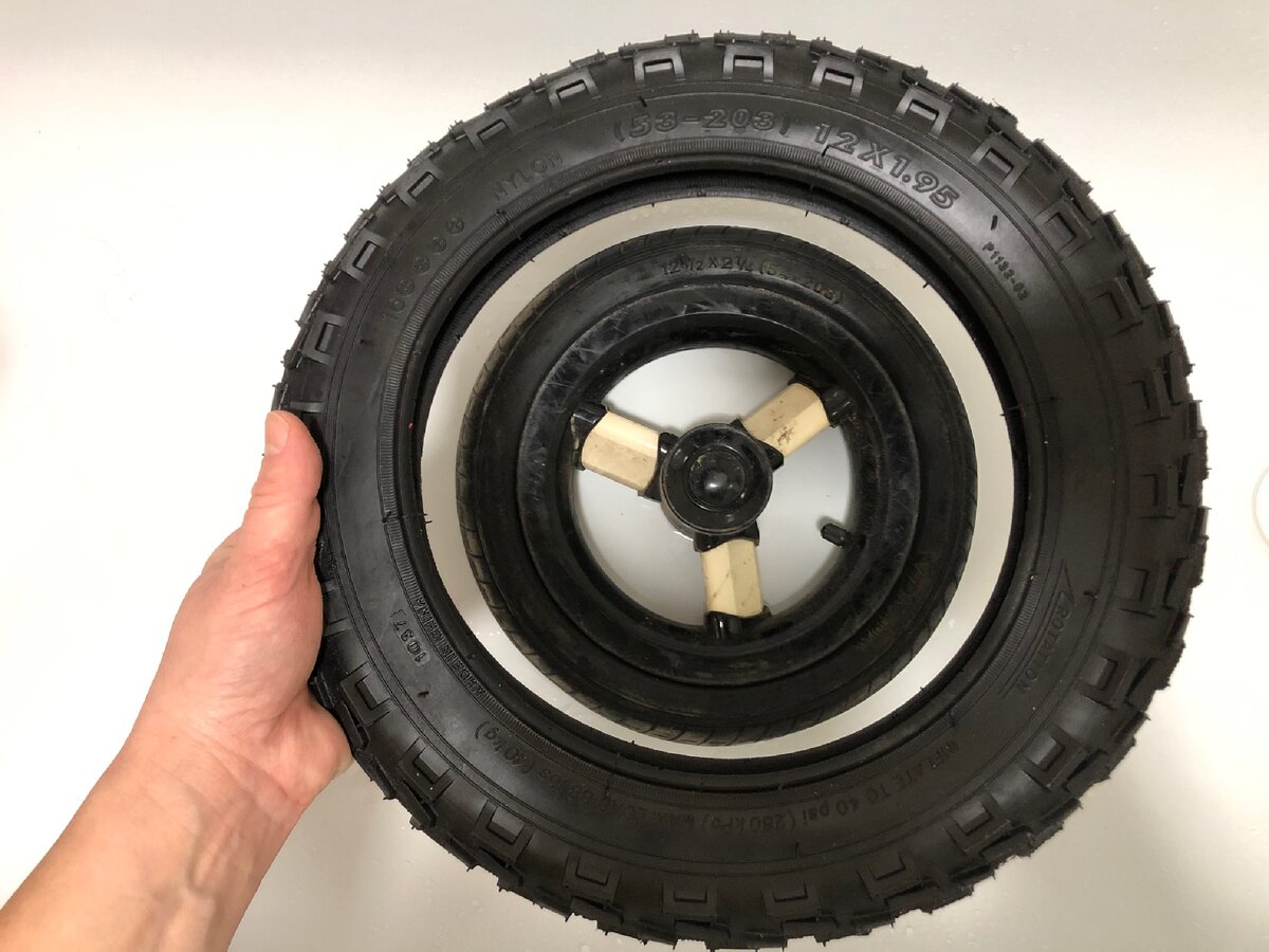 Это - новая покрышка, зимняя, более прочная. 