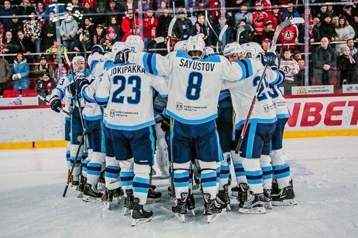 Игроки "Сибири" благодарят Харри Сятери, который в стартовых матчах оформил два "сухаря" и дав хороший задел к победе в серии