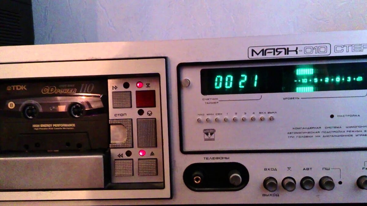 обратим внимание на индикатор уровня записи и воспроизведения  который  применялся во всй аппаратуре СССР. а это все-таки  перед нами вершина магнитофоностроения