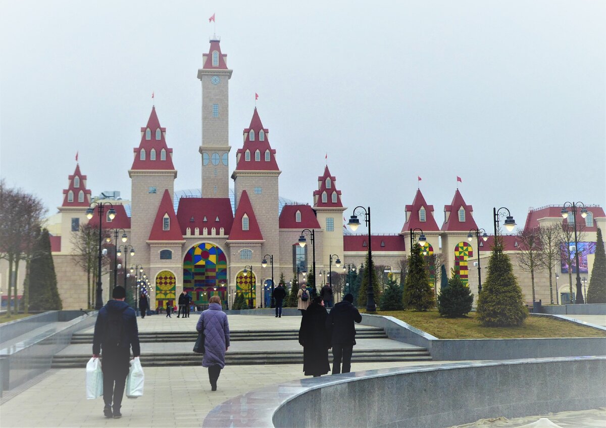 Моя первая ассоциация -- Каркасон (или Роттенбург-на-Таубере), в общем, европейские средневековые городки.