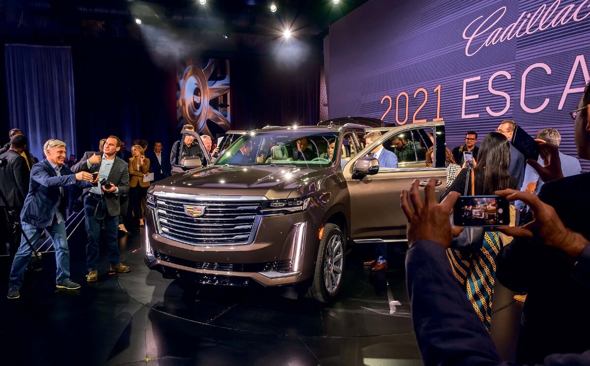 В базовой комплектации на новый Escalade предлагается 6,2-литровый бензиновый V8. Система изменения фаз газораспределения, система старт/стоп и система отключения цилиндров позволяют сделать пользование 420 силами не столь обременительным.