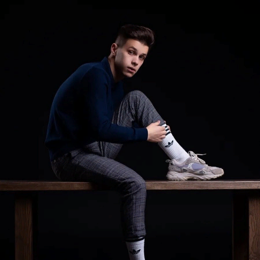 Молодой исполнитель Фогель — феномен лета 2019 года. В свои 18 лет парень покорил сердца подростковой аудитории платформы ютуб и набрал на своём клипе на одноименную песню «Малолетняя любовь» 1 млн. просмотров всего за четыре дня. 