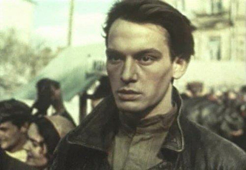 А через 16 лет Василий Лановой в фильме Алова и Наумова играет не шепетовского неграмотного парнишку,жизнь которого перевернул роман "Овод", а "Красного Иисуса Христа". Красивое,утонченное лицо,горящие фанатичным огнем глаза,полная отдача борьбе,даже путем жертвы собственной жизнью. Это не Павка, а святой апостол Павел.