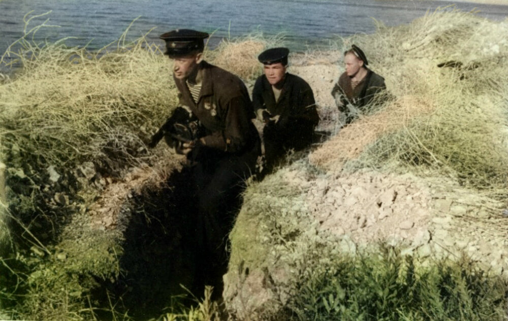 В окопах Малой земли. Бойцы 83-й бригады. 1943 г. Автор: Е. Халдей. Фотография использована в качестве иллюстрации.