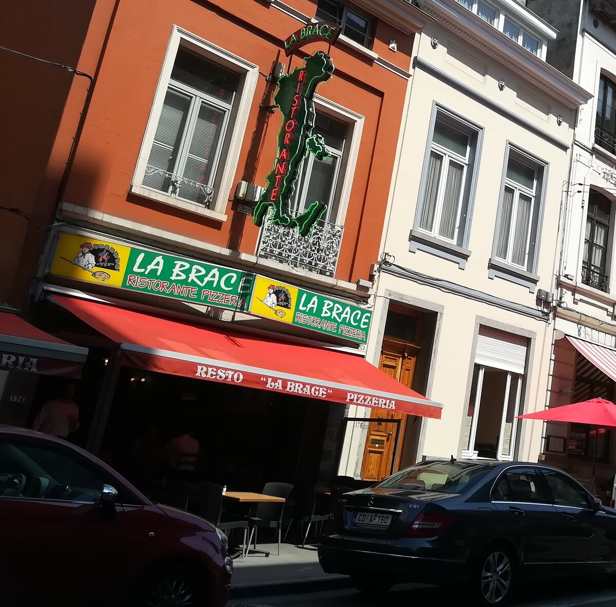 Яркая вывеска в форме "сапога" - контуров Италии на географической карте - привлекает внимание и помогает в выборе даже тем, кто не владеет грамотой ))