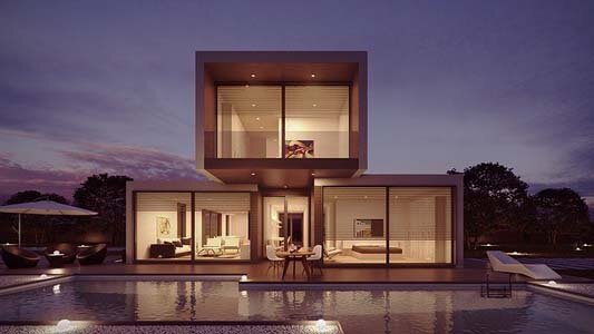 Современный дом у бассейна. Фото с pixabay.com - только редакционное использование, указание авторства не требуется