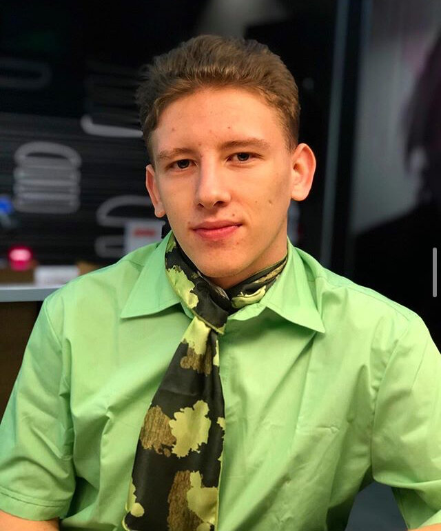 Тут я позирую в форме «лидера гостеприимства»