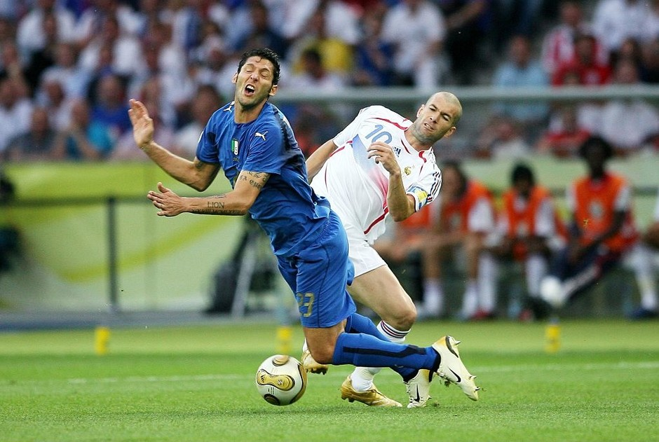 Многие болельщики футбола до сих пор вспоминают один из самых значимых и трагичных финалов Чемпионата Мира 2006 года, когда сборная Франции отдала победу итальянской команде из-за странной выходки...