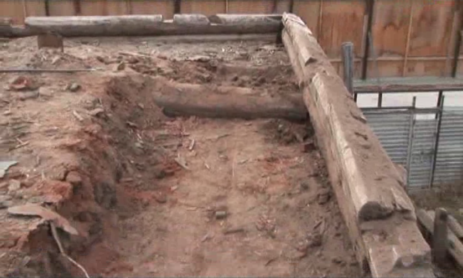 Место, где был найден клад. Мешочек с монетами находился в щели между балкой и мауэрлатом. Сверху был засыпан потолочной засыпкой. К слову, это одно из самых распространённых мест, где делали тайники