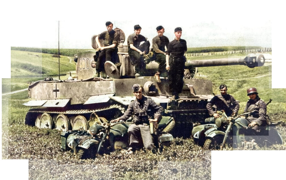 Танкисты 503-го тяжелого танкового батальона (Schwere Panzer-Abteilung 503) вермахта позируют на броне танка «Тигр» Pz.Kpfw. VI в районе Курска. В кадре мотоциклисты на мотоциклах Zundapp KS 750. 1943 г. Фото: waralbum.ru. Фотография использована в качестве иллюстрации.