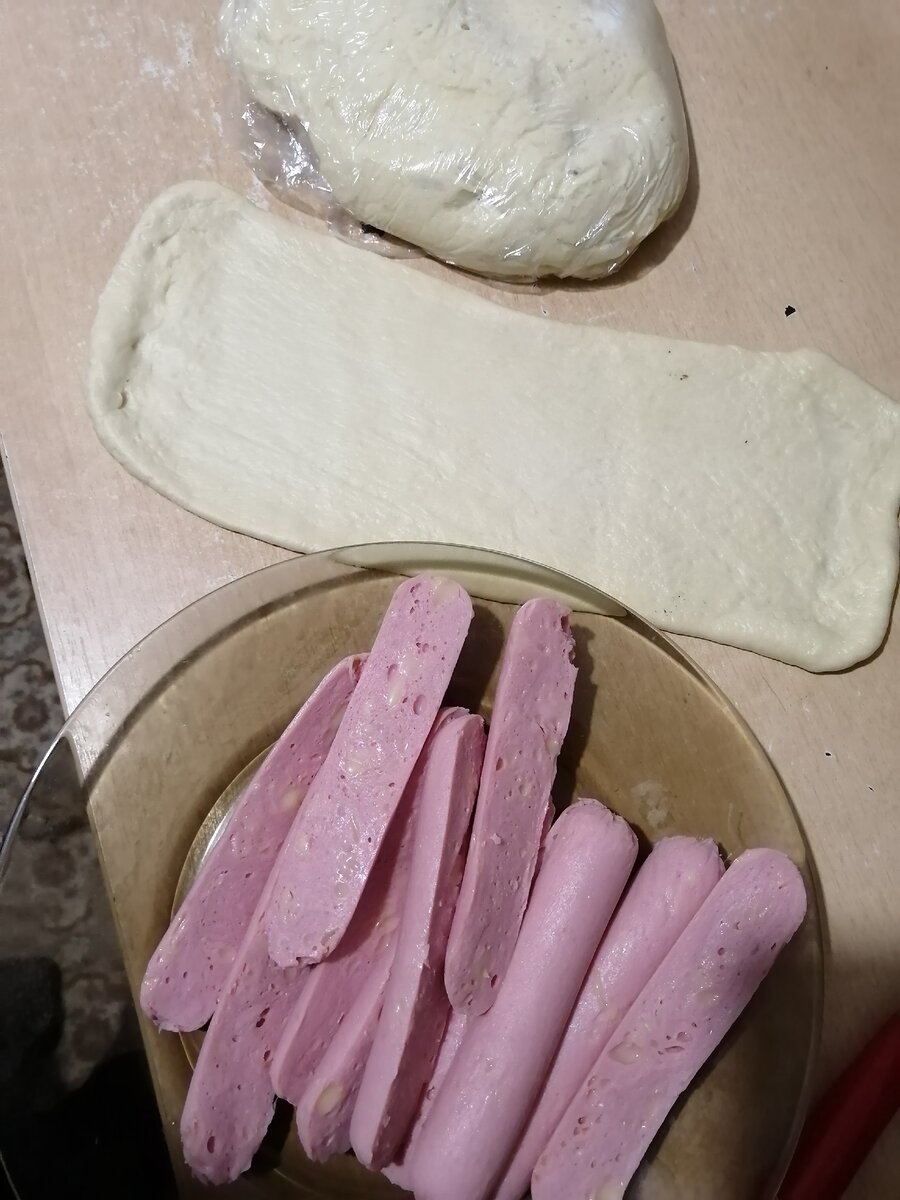 Сосиски баварские, дрожжевое тесто, 1 яичный желток и 20 грамм подсолнечного масла.