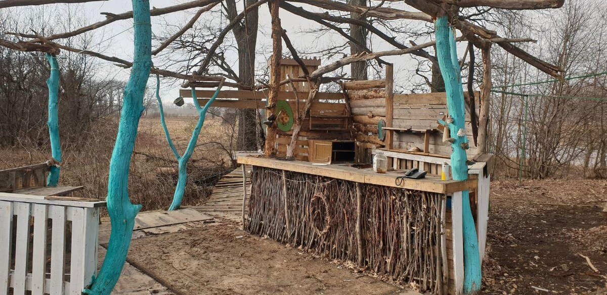 Сам бар построен из экологических материалов.