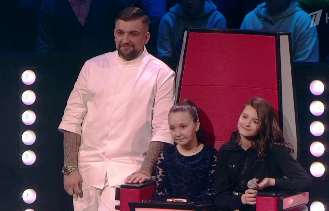 Баста и победительницы выпуска: Олеся Казаченко и Софья Льорет. 