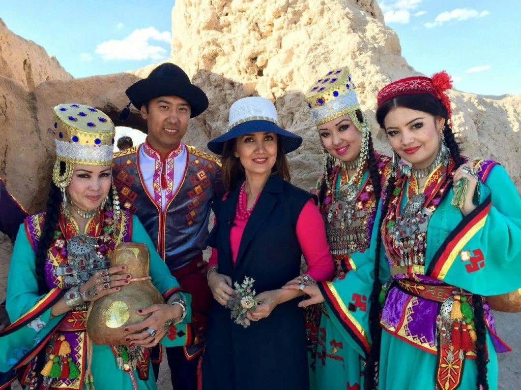 Узбек таджик киргиз туркмен. Каракалпаки и туркмены. Каракалпакский народ. Каракалпаки народы средней Азии. Каракалпакия одежда Национальная.