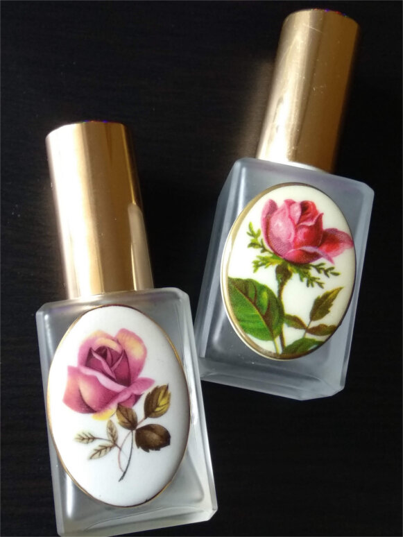 Слева -фарфоровый медальон, справа - пластиковый