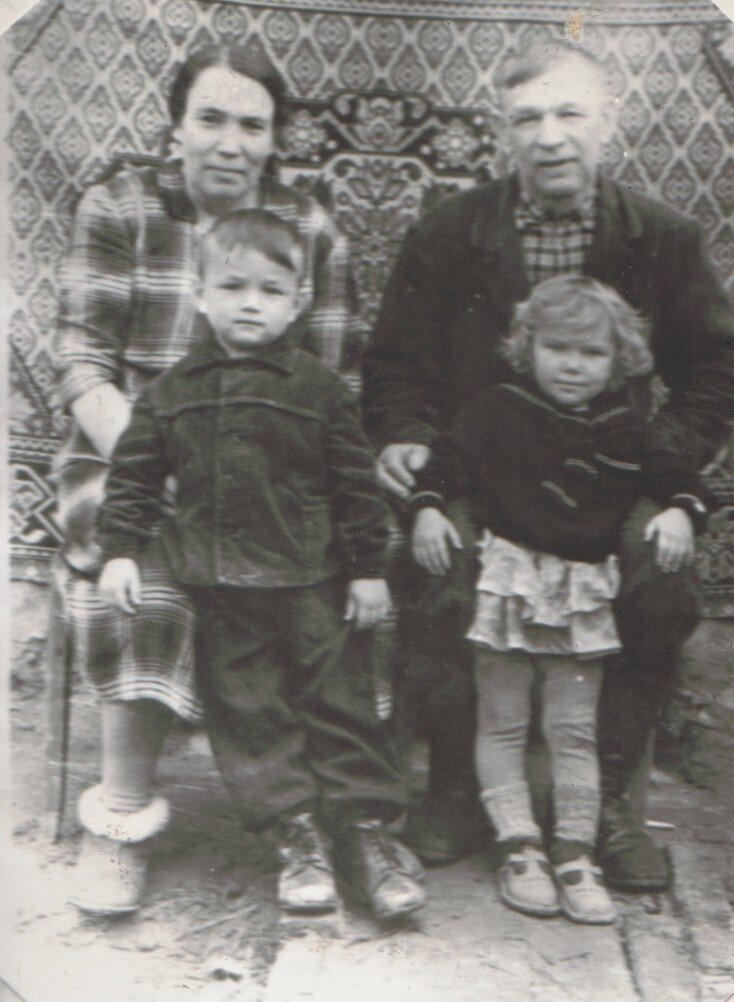 Бурханов Владимир Васильевич с женой Полиной Минаевной и внуками.