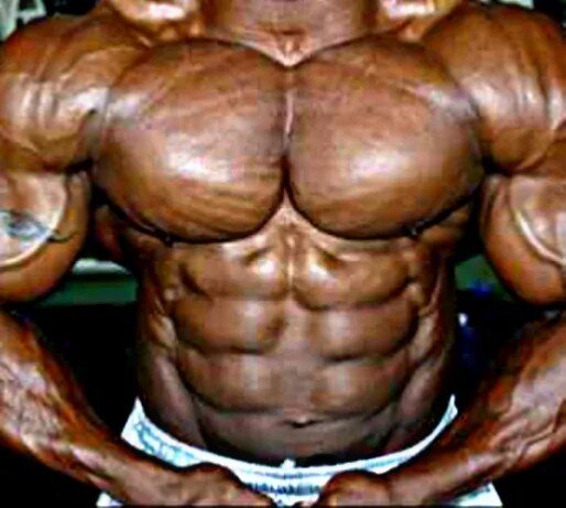 Верхняя часть груди — область, которую многие атлеты склонны игнорировать при попытках нарастить большие и мощные грудные мышцы. Упражнения на скамье, конечно, невероятно эффективны для наращивания общей мышечной массы грудных мышц за счет того, что обеспечивают возможность работы с большим весом, но если вы хотите выглядеть гармонично развитым, вам нужно посвятить часть тренировки работе над верхней частью груди.  Гюнтер Шлеркамп — большой сторонник гармонично развитых мышц груди. Хотя он согласен с тем, что жим на горизонтальной скамье важен для общего развития мышц груди, он считает, что для того, чтобы развить эту мышечную группу, ее нужно тренировать также серьезно, как и другие мышцы. Ниже приведены шесть рецептов, как накачать верх вашего торса.

Всегда начинайте с наклонной скамьи
«Если верхняя часть груди серьезно отстает, лучший способ помочь ей вырасти — всегда начинать тренировку с наклонной скамьи», говорит он. Вы можете делать упражнения с гантелями, штангой или на тренажере Смита. Начав тренировку с использованием наклонной скамьи, вы гарантировано «застанете» эти малотренированные мышечные волокна свежими, что позволит вам работать с большим весом, что, в свою очередь, позволит инициировать рост этих мышц. После этого вы можете перейти к тренировке на горизонтальной скамье и скамье с отрицательным наклоном, где ваши позиции, возможно, более сильны ...