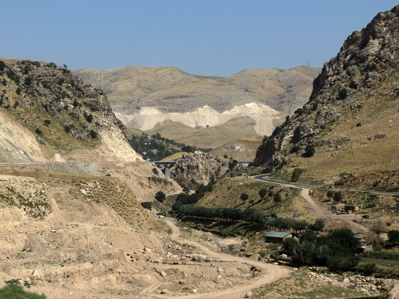 Погода г яван. Таджикистан Яван горы. Алтын Топкан Таджикистан поселок. Река Таджикистана Яван. Железная дорога Вахдат Яван.